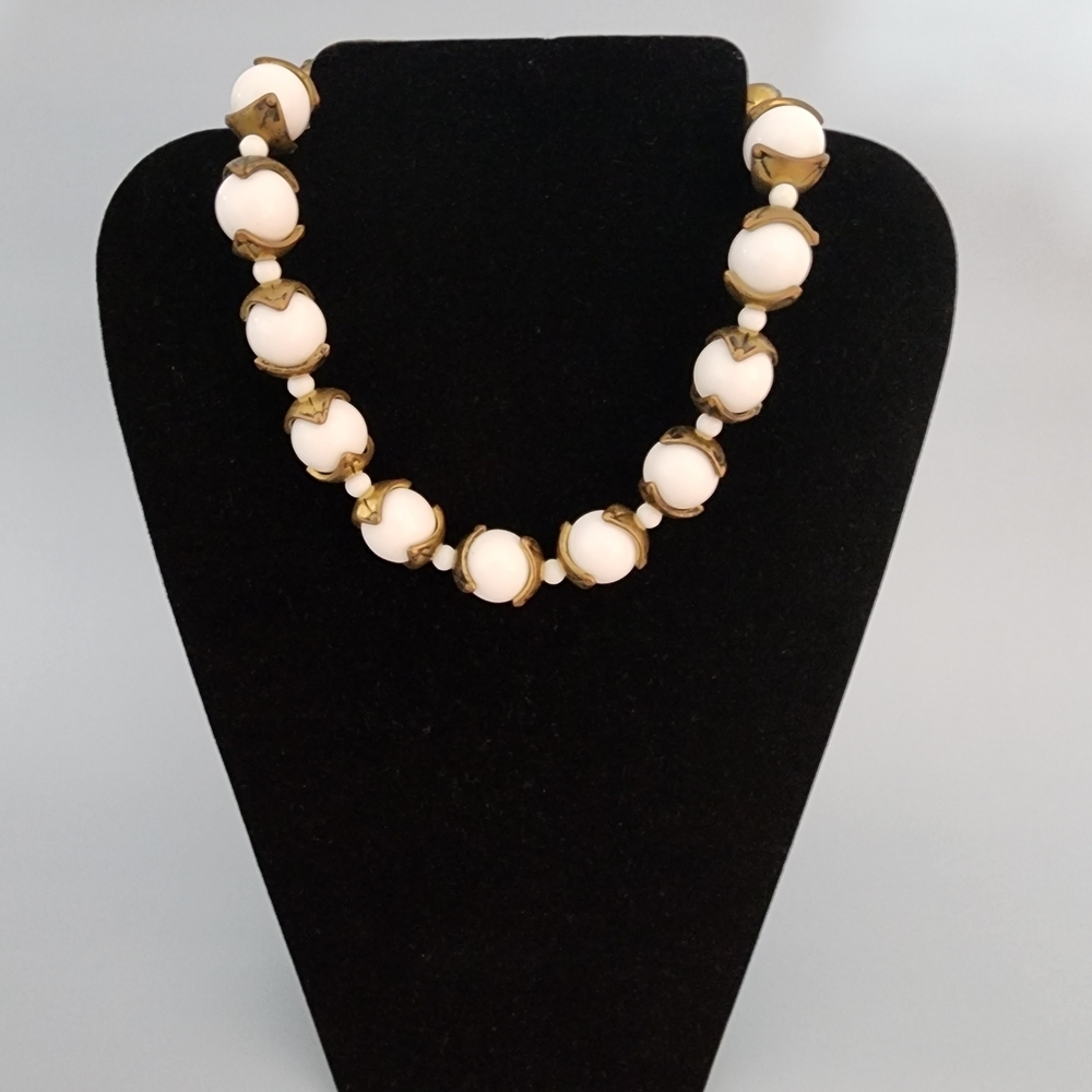 Elegant White and Gold Necklace - Picture 1 of 2